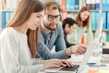 Jóvenes buscando propiedad en internet